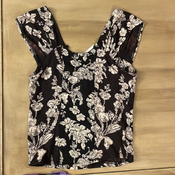 floral top size small - Picture 2 of 6